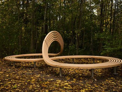 Resilienzparcours mit Holzobjekten