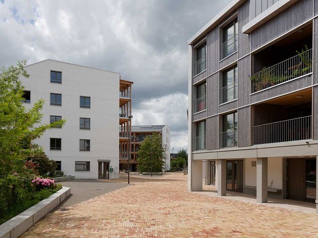 Das Konstruktionsmaterial der Siedlung Burkwil in Meilen ist hauptsächlich Holz, der Weg zum gemeinschaftlichen Wohnen ist mit recycelten Klinkersteinen geebnet. 