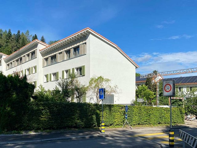 Die Dachaufstockung der Saxer Holzbau GmbH an der Käferholzstrasse in Zürich befördert die Genossenschaftshäuser in eine andere architektonische Liga. 