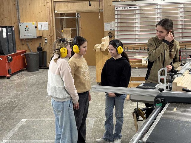 Rendez-vous Job: Schülerinnen und eine Lernende im Bildungszentrum Holz in Lyss.