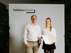Daniel Alpiger, Zentralleiter Bereich Bildung, gratuliert Chiara Knörndel zum Abschluss.