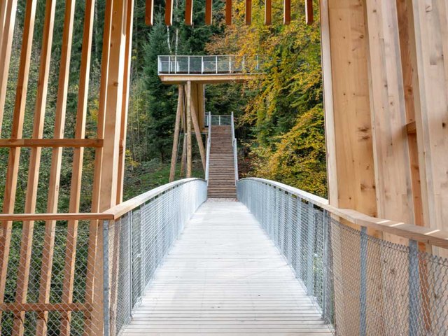Im Anschluss an die Treppen im Turm führt eine Brücke zu weiteren Stufen. Der Schlaufensteg in Baar soll die Bevölkerung in Bewegung halten.
