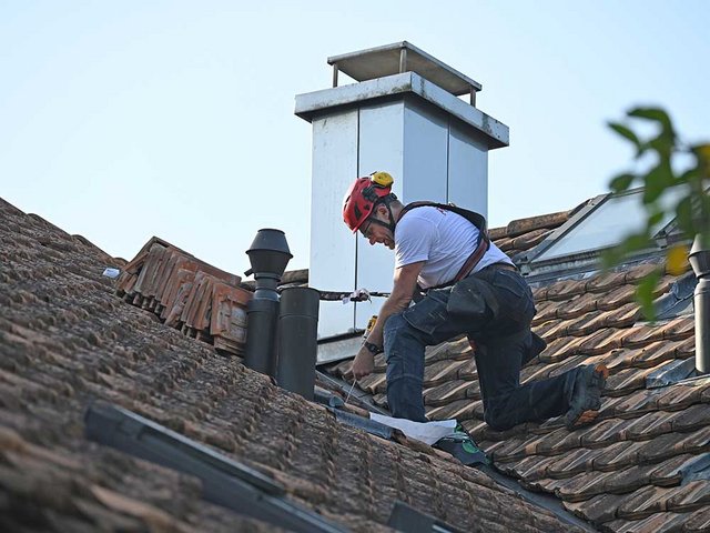 Bei Arbeiten auf dem Dach kann die persönliche Schutzausrüstung gegen Absturz (PSAgA) Leben retten.
