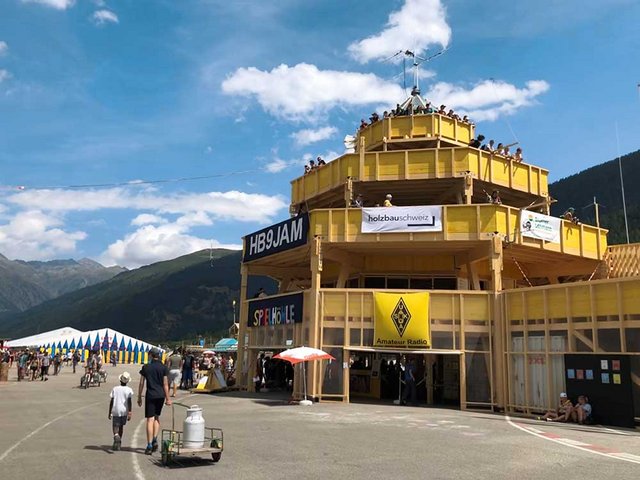 Rund 15 Meter hoch war der BuLa-Turm. Er bot einen grossartigen Blick über das weitläufige Gelände der temporären «Pfadi-Stadt» im Goms (VS).