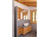 Moderne Küche von KA-Holzbau, umrahmt vom Chaletstil.