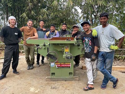 Gesucht: Hobelmaschine für Holztempel-Projekt in Sikkim