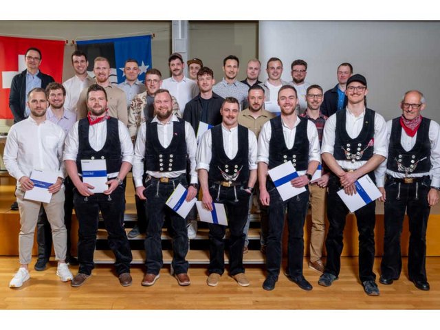 Die Diplomanden der Schweizerischen Bauschule im Fachbereich «Bauführung Holzbau».