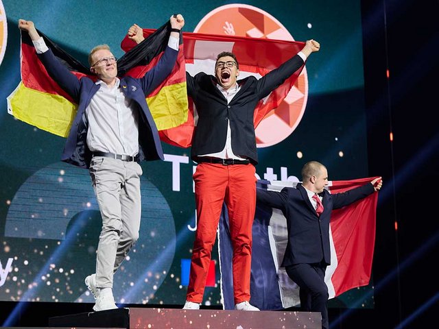 Grosser Jubel auf dem Podest: Gold für den Schweizer Zimmermann Maurus Dörig (M.) und für Linus Großhardt aus Deutschland, Bronze für den Franzosen Timothé Josseaume.
