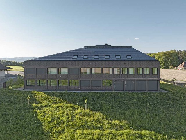 Das Krüppelwalmdach orientiert sich an alten Bauernhäusern.