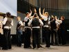 Abgeschlossene Weiterbildung und aufgerichtete Bauten: Beides Gründe für Gesang und Klatsch. Gäste und Diplomanden füllen die Bühne und leiten zum gemütlichen Teil über.
