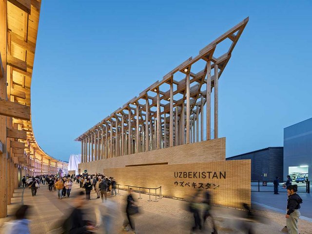 Mit Auszeichnungen geehrte Länderpavillons, realisiert mit Schweizer Know-how: Usbekistan (l.) und Österreich (r.).