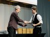 Thomas Bitzi, Prüfungspräsident der Holzbau-Vorarbeiter, überreicht deren Diplome.