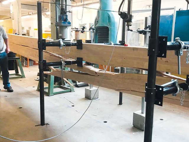Biegebruch im Laborversuch: Ein neun Meter langer Kastanien-BSH-Träger unter Lasteinwirkung.