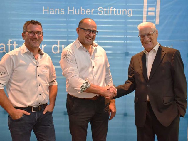Christian Fiechter (r.), Präsident der Hans Huber Stiftung, gratuliert Hansjörg Rechsteiner (l.) und Urs Dörig (M.).