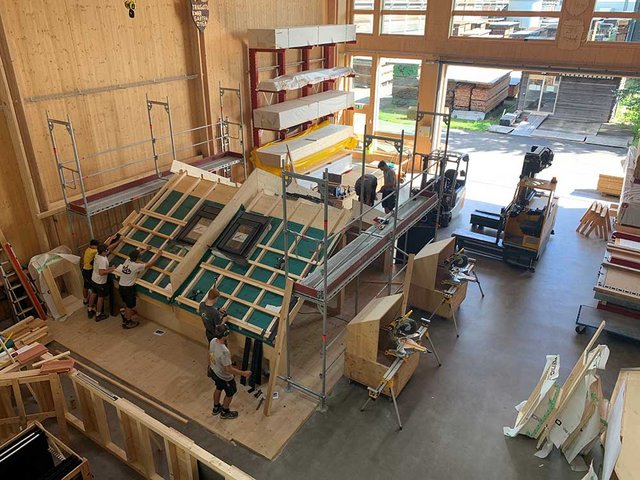 Im grossen Bankraum können die Lernenden an Modulen in Echtgrösse arbeiten.
