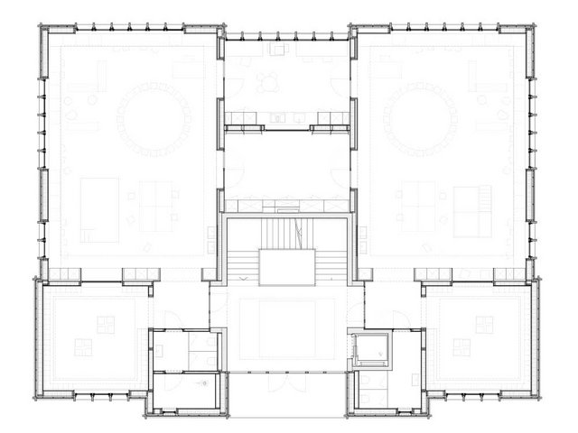 Grundriss Erdgeschoss: Vom Eingangsbereich gelangt man in zwei der Gruppenräume mit jeweils vorgelagertem Garderobenbereich und Toiletten. Ebenfalls untergebracht sind ein flexibel bespielbarer Verbindungsraum und ein Besprechungszimmer mit Küche. 
