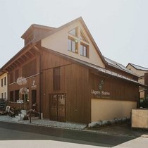 Dreiteiliges Ensemble mitten im Dorfkern