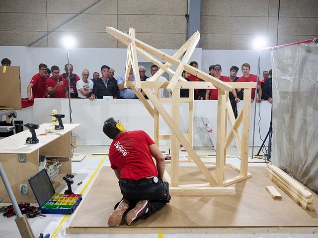 Grosse Ehre beim Einmarsch am Eröffnungsanlass in Herning (DK): Maurus Dörig darf die Treichel tragen.
