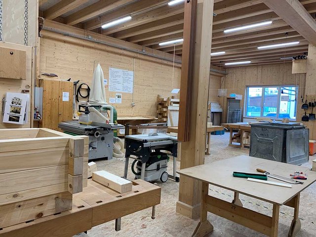 Der Eingang zum Ausbildungszentrum liegt etwas versteckt. Auch die Staplerschule bietet hier ihre Kurse an.
