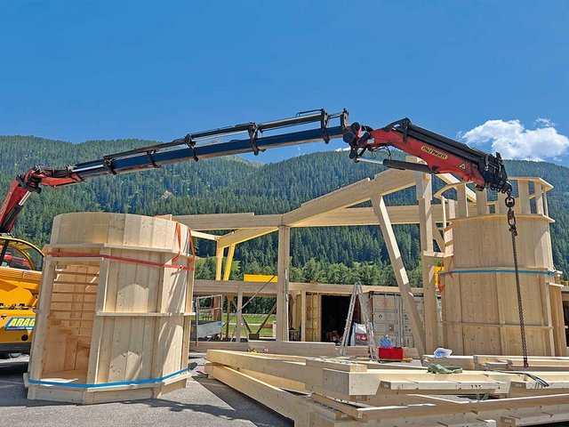 Das Bauwerk diente als Funk- und Aussichtsturm. Im Erdgeschoss, unter den Rampen, war die Holzwerkstatt von Holzbau Schweiz eingerichtet. 