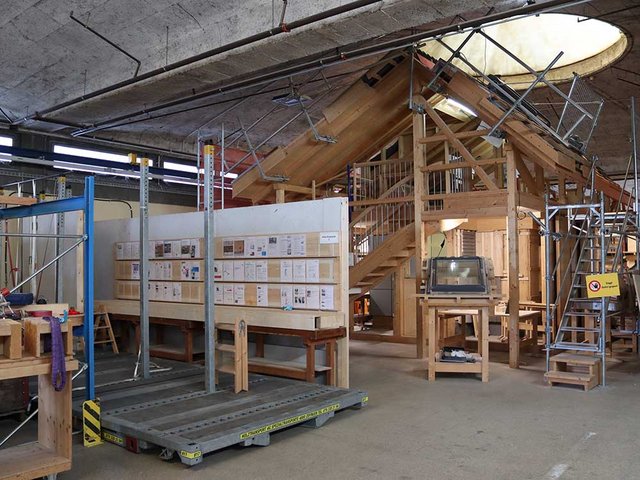Das Bildungszentrum Holz des Kantons Bern in Lyss liegt unter dem charakteristischen Dach einer Gewerbehalle.