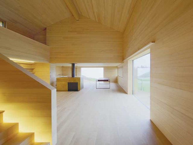 Bauernstube 4.0: Der Wohnraum öffnet sich bis unter das Dach mit sichtbarem Firstträger. Hinter der Giebelwand, über Essplatz und Küche, liegt der Schlafraum. 