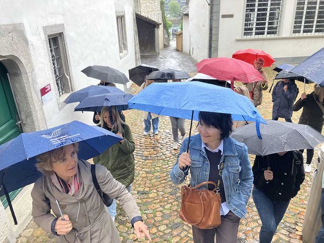 Die Unternehmer- und Kaderfrauen von Holzbau Schweiz beim Regenspaziergang durch Solothurn. 