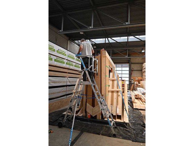 Eine fahrbare Plattformleiter wie die Zarges Masterfex S bei der Sprenger Söhne Holzbau AG...
