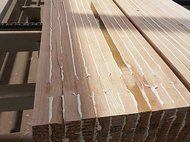 Nach der Verklebung, vor dem Hobeln: Kastanien-BSH-Träger im Rohzustand.