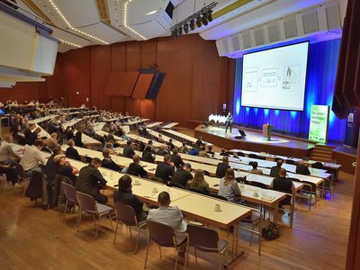 Die Holzbau-Offensive Baden-Württemberg lockte rund 350 Teilnehmende, davon etwa 130 Studierende, an den länderübergreifenden Kongress in Friedrichshafen.