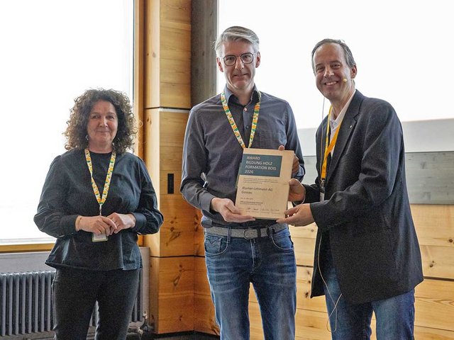 Ursula Keller und Markus Rutz (Blumer Lehmann) mit Jurypräsident Gregor Haab (r.).
