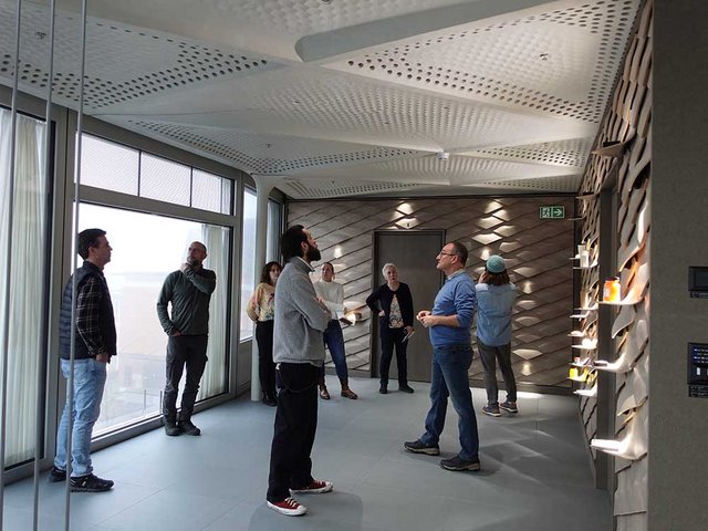 Teilnehmende des Lehrgangs „Experte/Expertin für gesundes und nachhaltiges Bauen” während der Führung im Modul 7 – „Innovationen beurteilen” – an der Eidgenössischen Materialprüfungs- und Forschungsanstalt (EMPA).