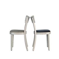 Platz nehmen auf «neuem» Holz