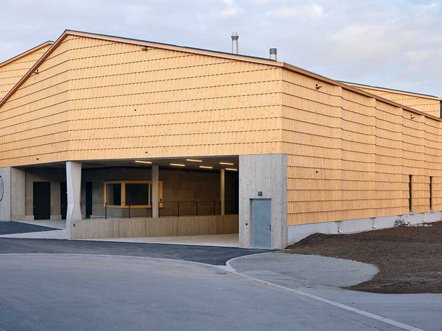 Blick vom Eisenbahnviadukt: Der Industriebau in Holz ist passend für Appenzell. 
