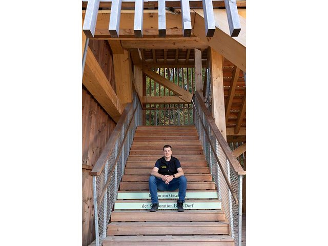 Cyrill Schmid, Projektleiter der Abt Holzbau AG in Baar (ZG), auf den ersten Stufen zum Schlaufensteg. Das Douglasienholz stammt aus dem Wald der Umgebung.
