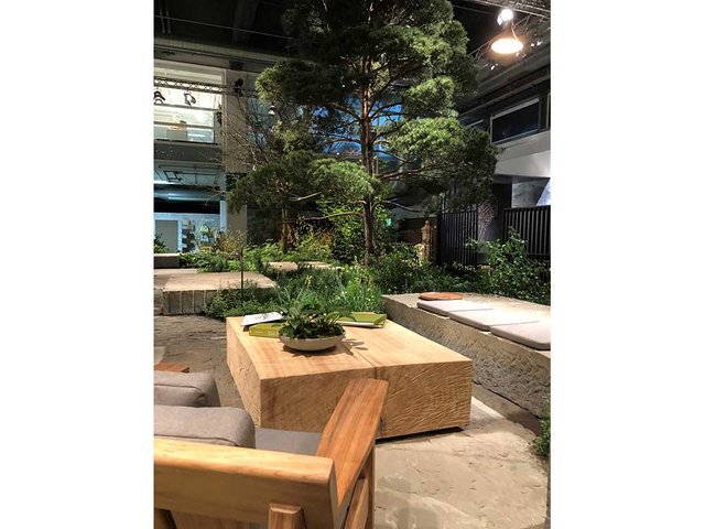Belgisches Möbeldesign (Jones & Deleval) im Showgarten von Tom Stuart-Smith.