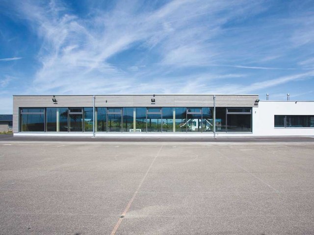 Der Sockelbau und der Garderobentrakt sind in Massivbauweise erstellt, die freistehenden Teile der Halle inklusive Dach sind in Holz konstruiert.