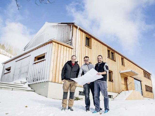 Das Heidenhaus auf dem Stössi: Der Holzbau in Schreinerqualität forderte von (v. l.) Thomas Inauen und Peter Heierli, Inhaber der Appenzeller Holzbau GmbH, sowie Projektleiter Remo Koller höchste Präzision. 